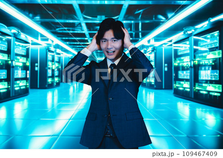サーバールームで頭を抱えるビジネスマン 109467409