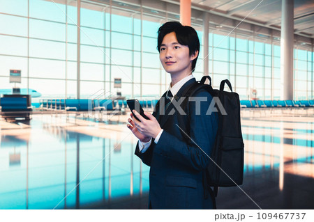 空港の中を歩くビジネスマン 空港の中を歩くビジネスマン 109467737