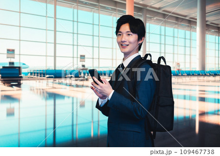 空港の中を歩くビジネスマン 109467738