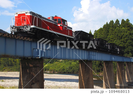 水郡線を行く砕石輸送列車（西金工臨） 109468013