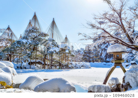 石川県金沢市を代表する観光地日本三大名園「兼六園」。真冬の兼六園は雪化粧した銀世界 石川県金沢市を代表する観光地日本三大名園「兼六園」。真冬の兼六園は雪化粧した銀世界 109468028