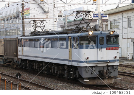 蘇我駅にて発車待ちの貨物列車 109468351