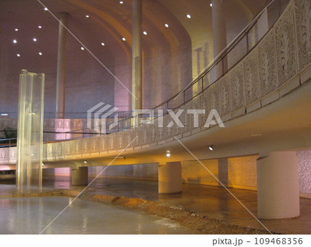 グランドプリンスホテル新高輪大宴会場「飛天」エントランスのスロープ　村野藤吾 109468356