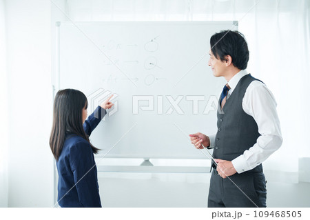 女の子に勉強を教える先生 女の子に勉強を教える先生 109468505