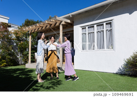 仲良し女友達とお出かけする 仲良し女友達とお出かけする 109469691