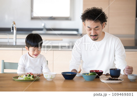 お父さんと一緒に食べる朝ごはんや和食 お父さんと一緒に食べる朝ごはんや和食 109469801