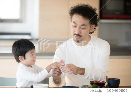 お箸の持ち方を教える父親と子供 109469802