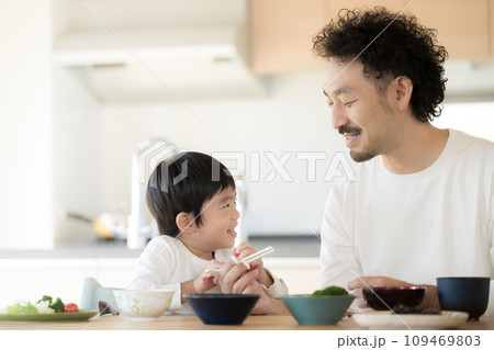 パパと一緒のご飯は美味しいね　お箸の持ち方を教える父親と子供 109469803