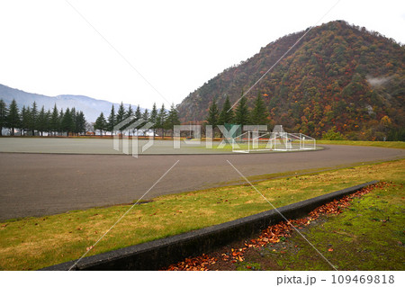 山の紅葉 湯沢中央公園からの眺め 秋の風景 山の紅葉 湯沢中央公園からの眺め 秋の風景 109469818
