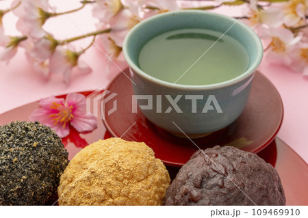 おはぎ 三色おはぎ 春彼岸 お茶を入れる おはぎ 三色おはぎ 春彼岸 お茶を入れる 109469910