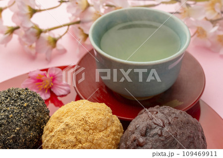 おはぎ　三色おはぎ 春彼岸 お茶を入れる 109469911