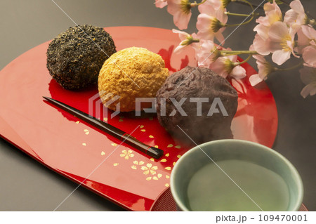 おはぎ 三色おはぎ 黒背景 お茶 おはぎ 三色おはぎ 黒背景 お茶 109470001