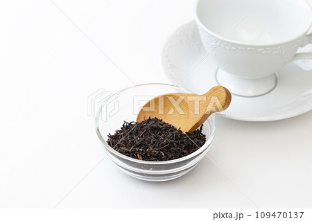 紅茶葉とカップアンドソーサー 白バック 紅茶葉とカップアンドソーサー 白バック 109470137