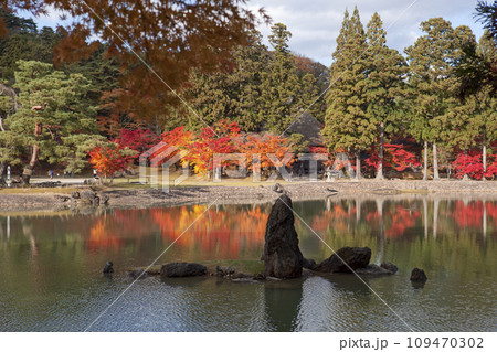 紅葉と毛越寺の池と立石 109470302