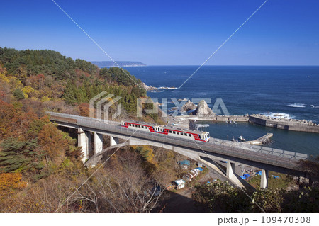 秋の三陸鉄道の鉄橋と電車と漁港 秋の三陸鉄道の鉄橋と電車と漁港 109470308