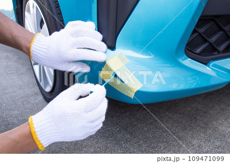 車のフロントバンパーのキズの補修作業（補修方法）　タッチペンで補修 109471099