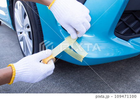車のキズ補修作業（補修方法）　マスキングテープを貼り付ける 109471100