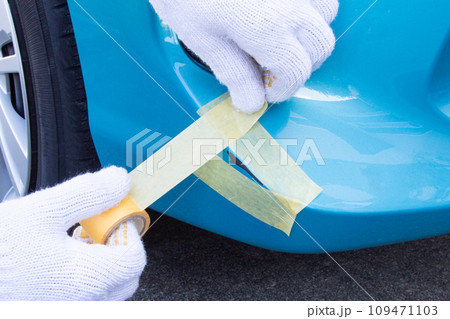 車のキズ補修作業(補修方法) マスキングテープを貼り付ける 車のキズ補修作業(補修方法) マスキングテープを貼り付ける 109471103