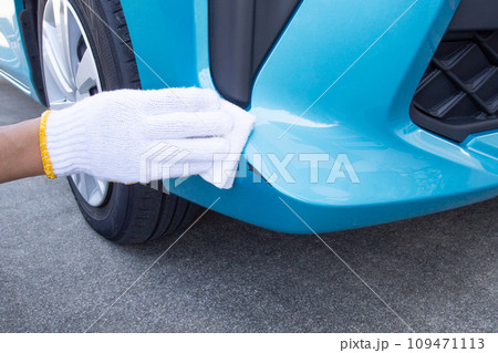 車のキズ補修作業(補修方法) キズ部分の油分や汚れを除去する作業 車のキズ補修作業(補修方法) キズ部分の油分や汚れを除去する作業 109471113