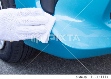 車のキズ補修作業(補修方法) キズ部分の油分や汚れを除去する作業 車のキズ補修作業(補修方法) キズ部分の油分や汚れを除去する作業 109471114