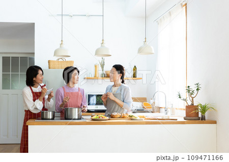 料理を楽しむ女性 料理を楽しむ女性 109471166