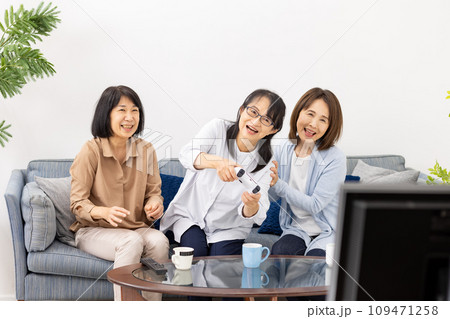 ゲームに熱中するシニア女性　趣味 109471258