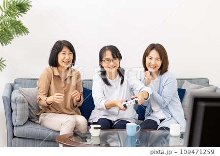 ゲームに熱中するシニア女性　趣味 109471259