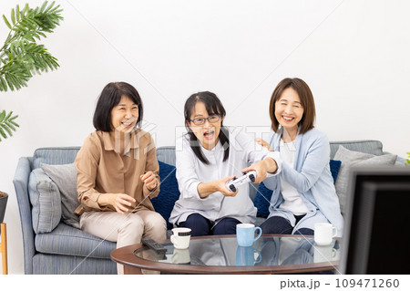 ゲームに熱中するシニア女性 趣味 ゲームに熱中するシニア女性 趣味 109471260
