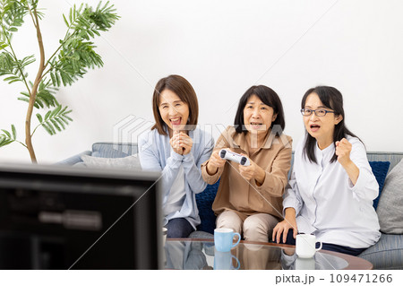 ゲームに熱中するシニア女性 趣味 ゲームに熱中するシニア女性 趣味 109471266