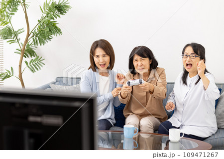 ゲームに熱中するシニア女性　趣味 109471267