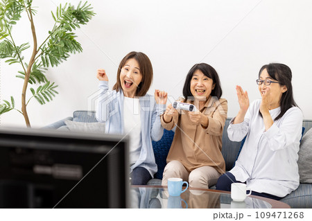 ゲームに熱中するシニア女性　趣味 109471268