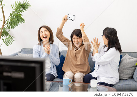 ゲームに熱中するシニア女性　趣味 109471270
