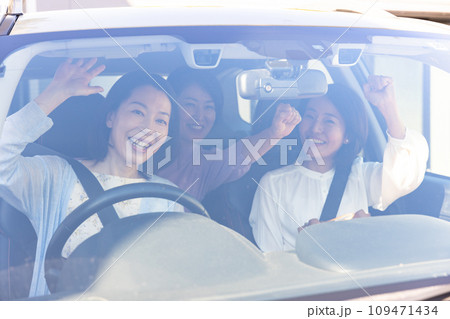 女友達と車でお出かけする 女友達と車でお出かけする 109471434