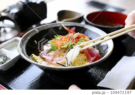 新鮮な魚介類の海鮮丼 109472197