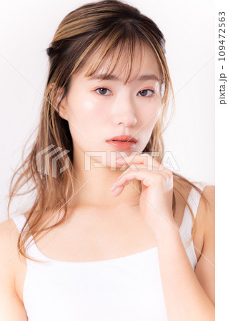 ビューティー タンクトップを着ている女性のポートレート ビューティー タンクトップを着ている女性のポートレート 109472563