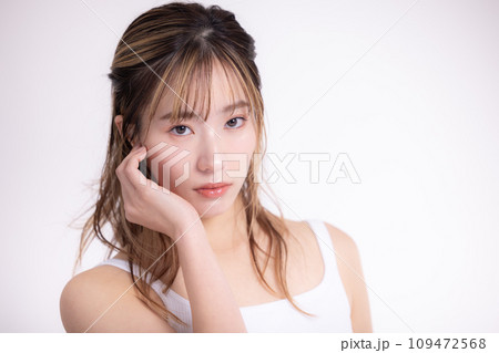 ビューティー タンクトップを着ている女性のポートレート ビューティー タンクトップを着ている女性のポートレート 109472568
