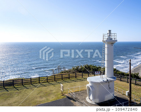 秋の飯岡灯台と太平洋　千葉県旭市 109472840