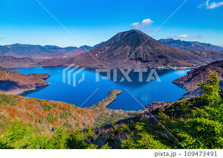 日光市にある半月山展望台まで登ると中禅寺湖が一望でき、手前には八丁出島そして正面には男体山 日光市にある半月山展望台まで登ると中禅寺湖が一望でき、手前には八丁出島そして正面には男体山 109473491