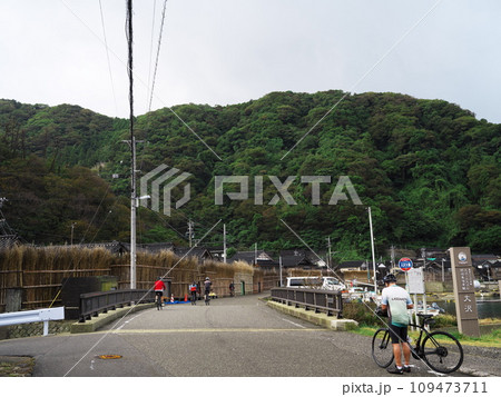 石川県輪島市大沢町の風情ある町並みをサイクリストが行く 石川県輪島市大沢町の風情ある町並みをサイクリストが行く 109473711
