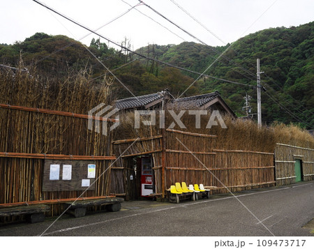 石川県輪島市大沢町の風情ある町並みと自動販売機 石川県輪島市大沢町の風情ある町並みと自動販売機 109473717