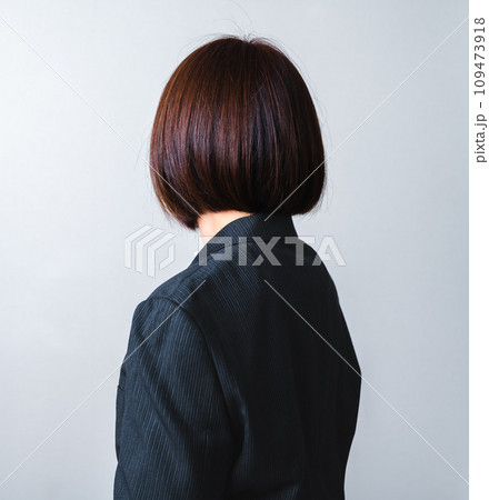 ボブヘアのスーツを着た女性の意味深な後ろ姿 109473918