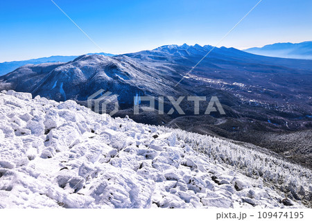 蓼科山から眺めた冠雪の八ヶ岳連峰 109474195