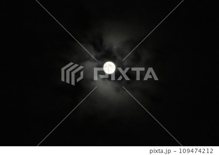 北杜市白州町から見上げる月齢13.4の十月の小望月 北杜市白州町から見上げる月齢13.4の十月の小望月 109474212