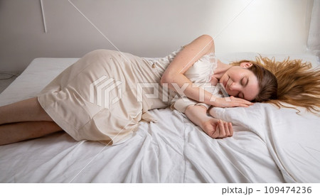 白い壁の部屋で寝る長い髪の女性のAI画像 109474236