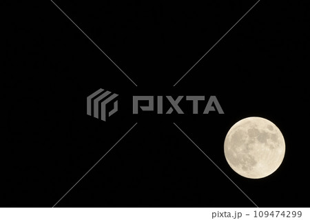 北杜市白州町から見上げる月齢13.4の十月の小望月 109474299