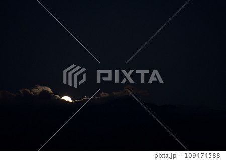 北杜市白州町から見る雲の上に昇る満月ハンターズムーン 北杜市白州町から見る雲の上に昇る満月ハンターズムーン 109474588