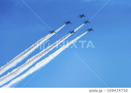 青空を飛行する松島基地のブルーインパルス　宮城県東松島市 109474750