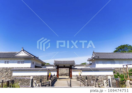 夏の青空と霞城公園の風景　山形城二ノ丸東大手門　山形県山形市 109474751