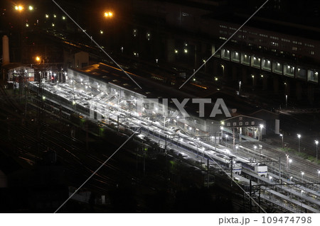 深夜の網干総合車両所宮原支所に留置中の車両：おおさか東線201系電車 109474798