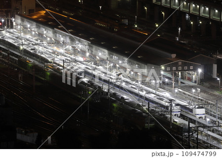 深夜の網干総合車両所宮原支所に留置中の車両：おおさか東線201系電車 109474799